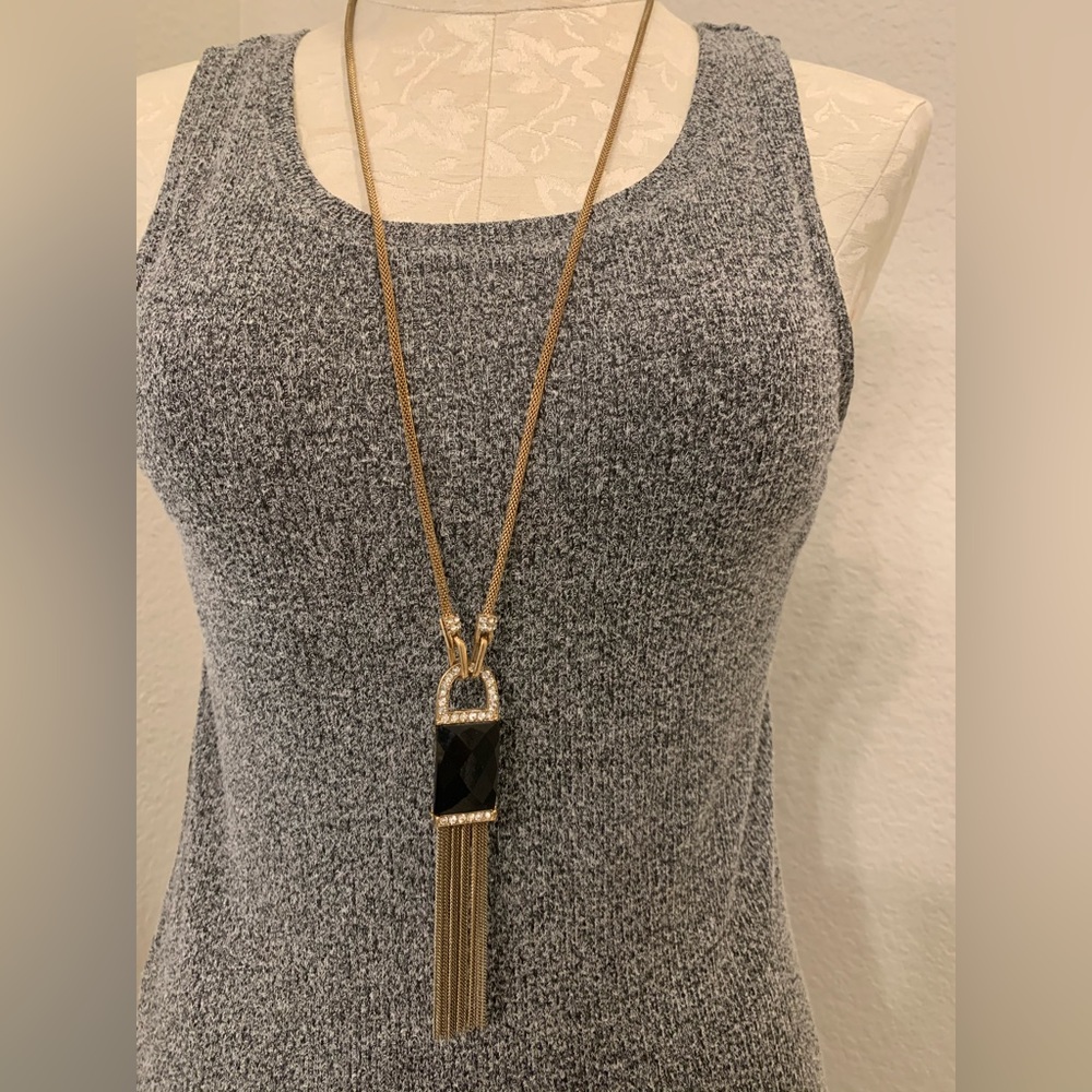 Costume jewelry, long necklace